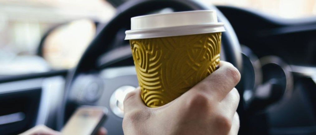 Τέλος καφές και αναψυκτικά στο αυτοκίνητο - Βαρύ πρόστιμο και αφαίρεση της άδειας οδήγησης του οδηγού